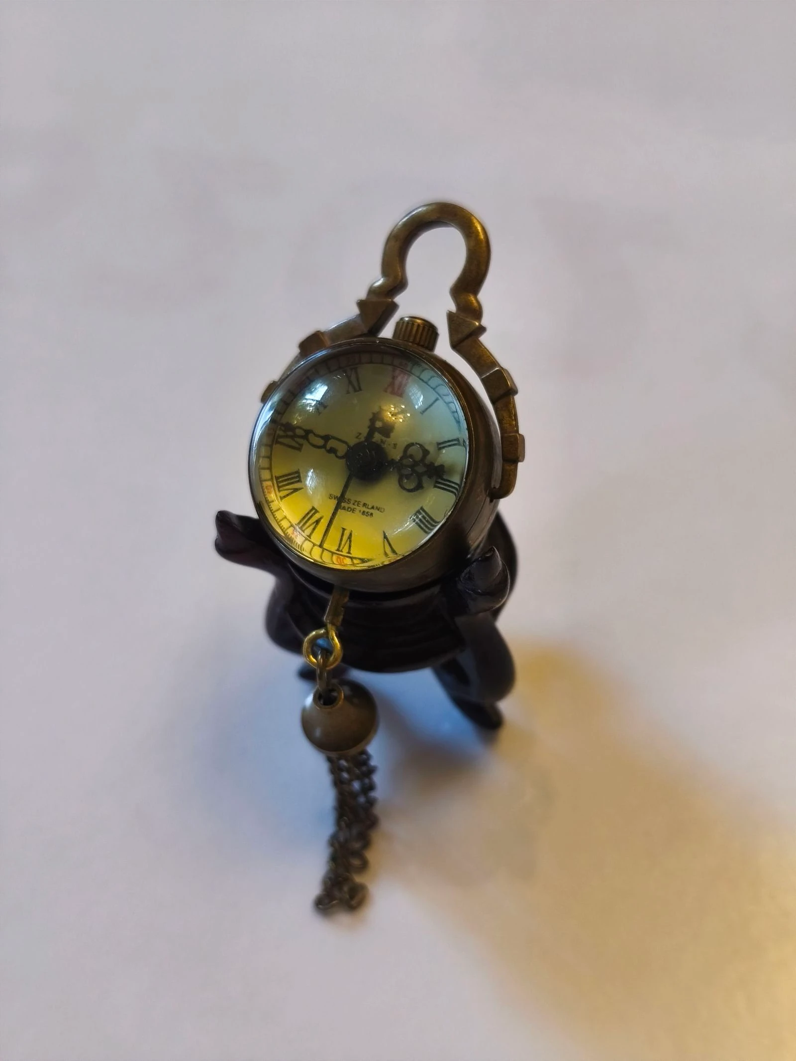 Relógio miniatura de corda antigo sobre base de madeira – photo 5